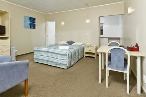 Takapuna Motor 4*