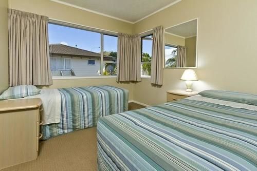 Takapuna Motor 4*