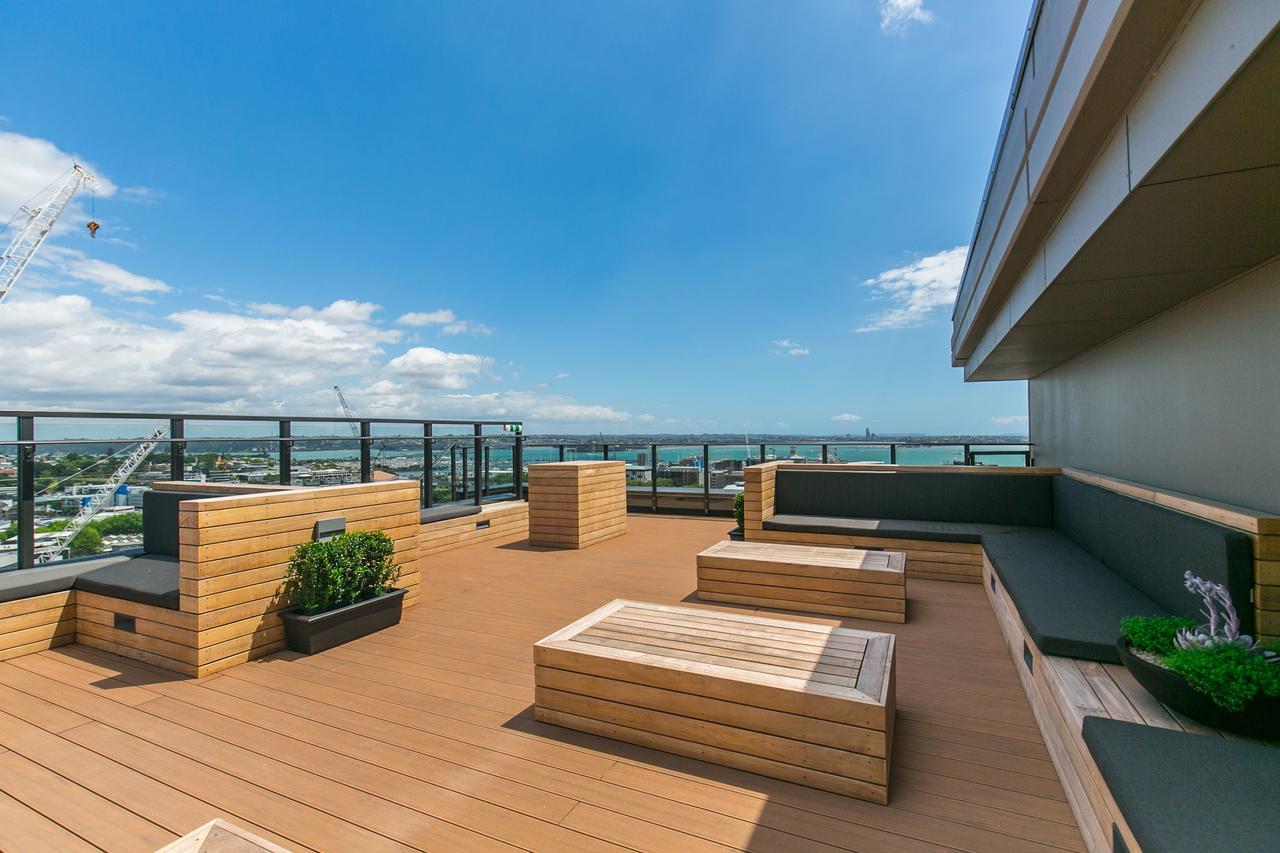 Penthouse With Access To Exclusive Rooftop Terrace Apartment *