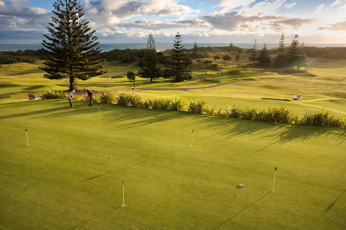 Coast Retreat Muriwai - Walk To The Beach!