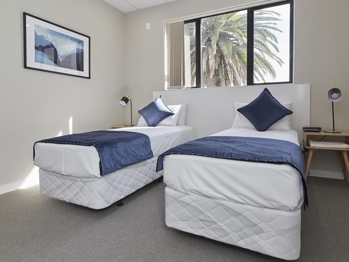 Lodge Three Palms