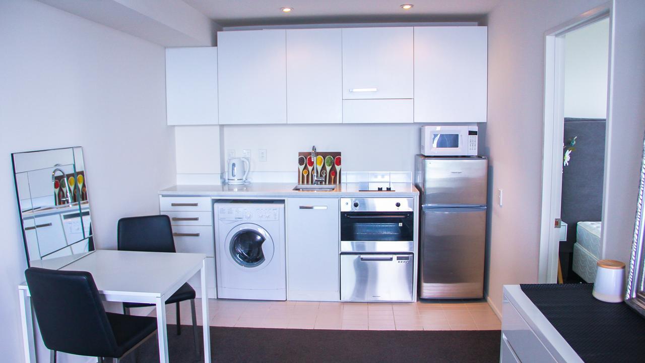 Apartment Semi Penthouse With Free Parking *