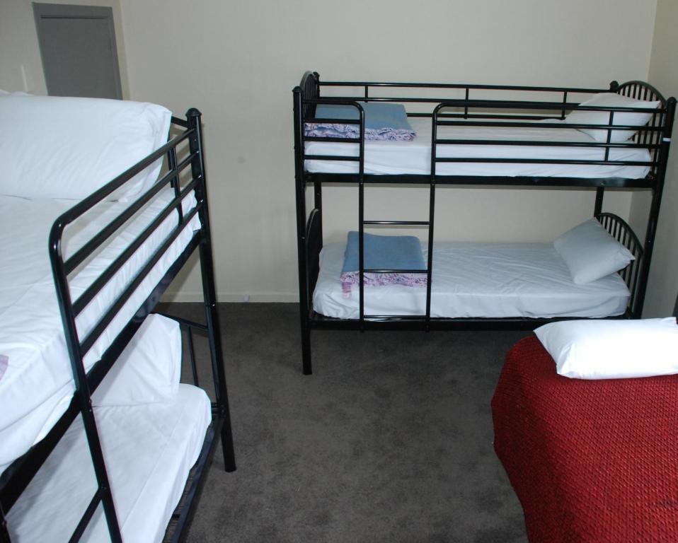 Kiwi Airport Backpackers Hostel *