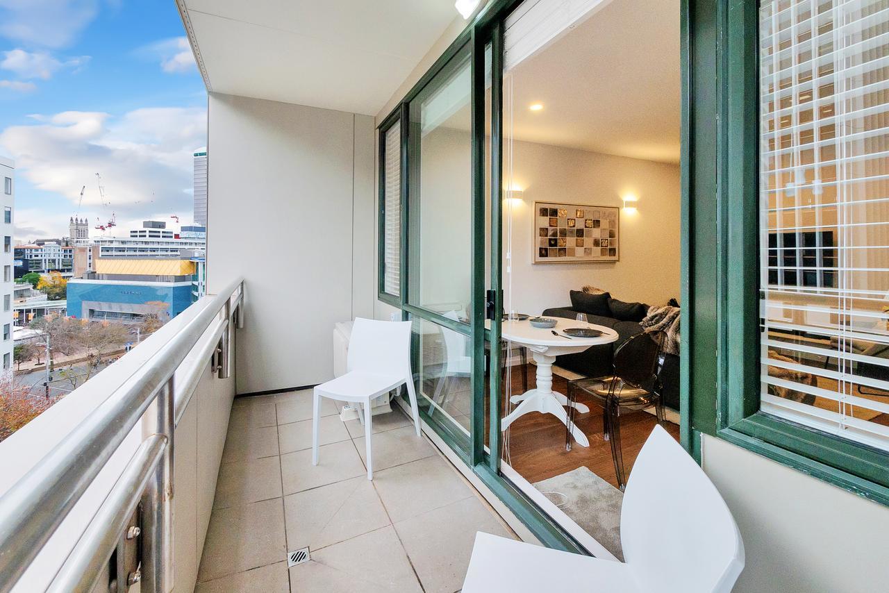 Chic Metro With Free Parking And Air-con Apartment *