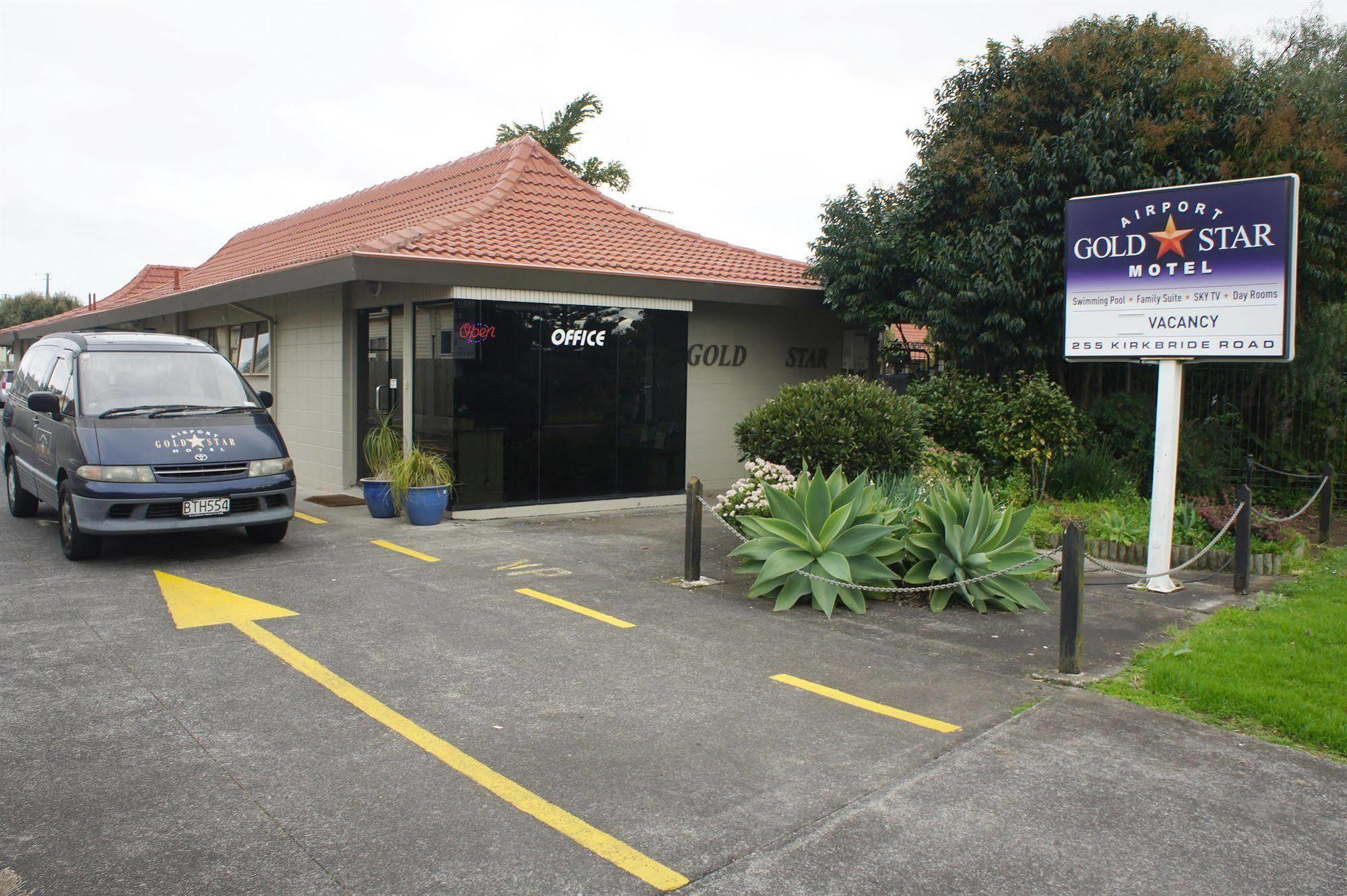 Airport Gold Star Motel 3*