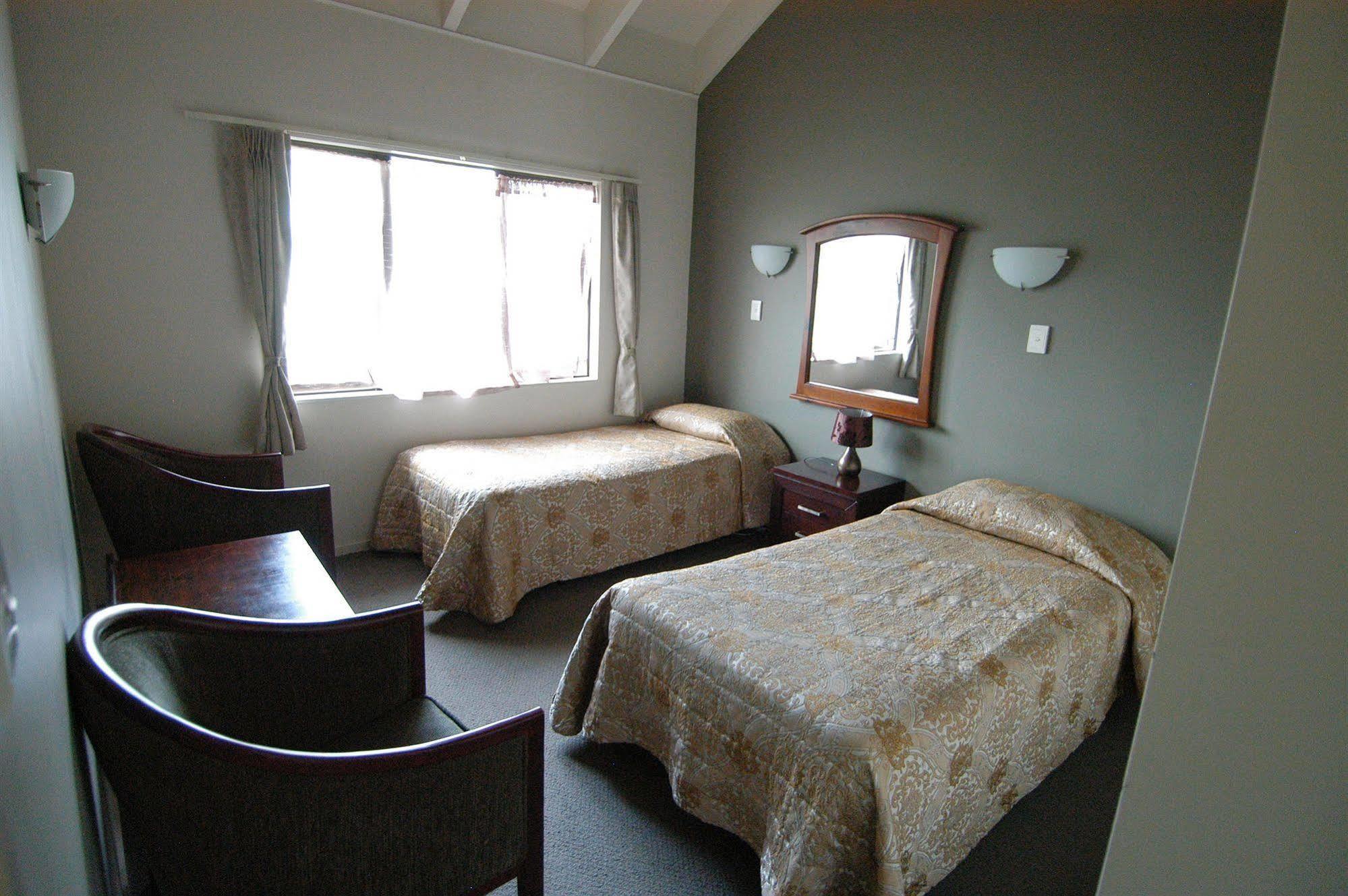 Airport Manor Motel 3*