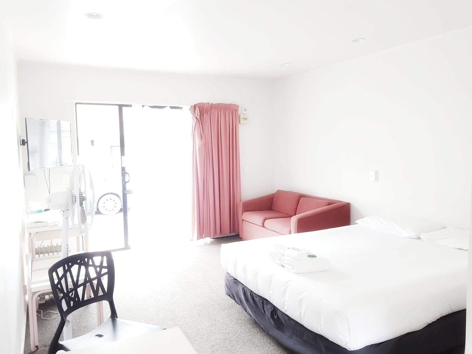 Airport Motel 3*