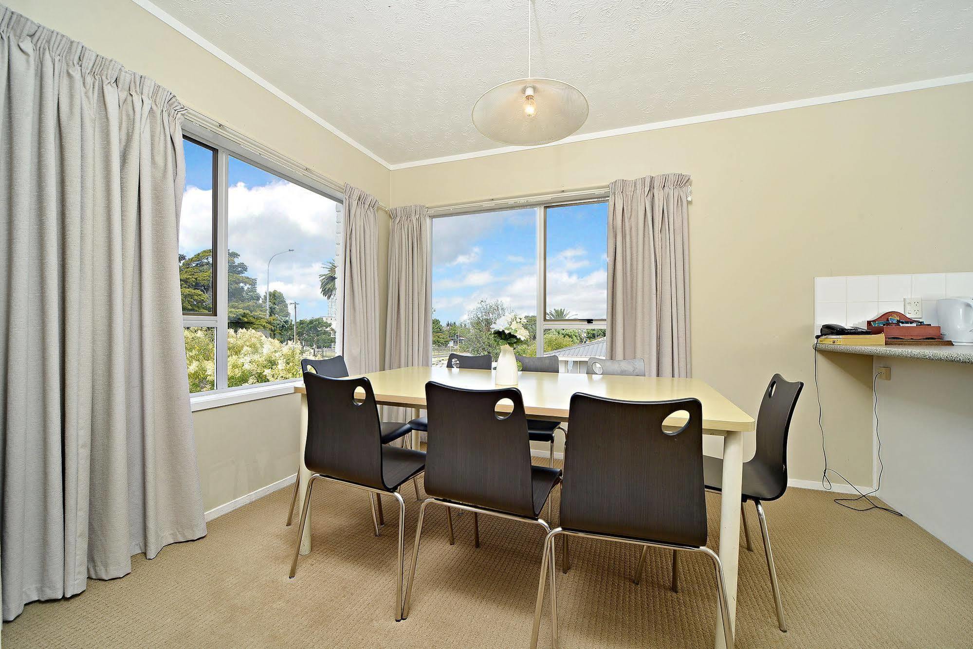 Takapuna Motor 4*