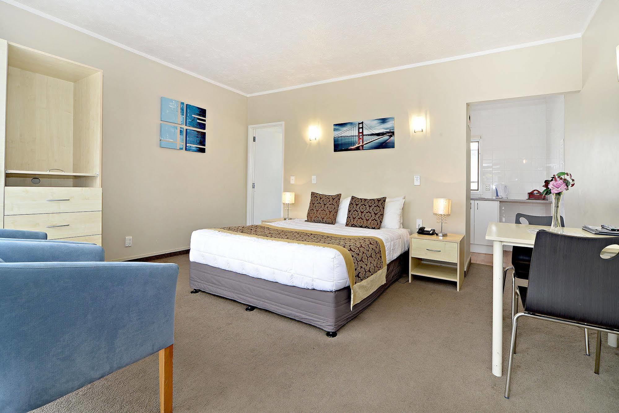 Takapuna Motor 4*