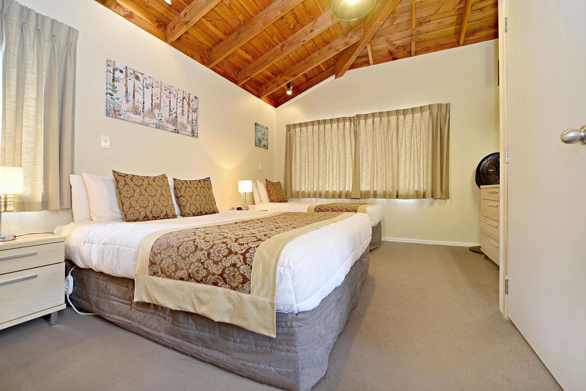 Takapuna Motor 4*
