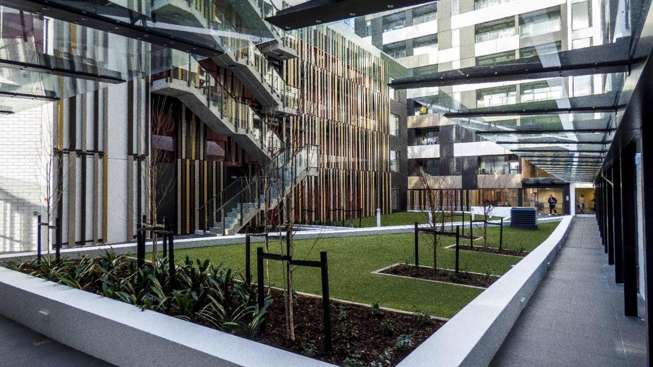Queens Square By Am * Auckland