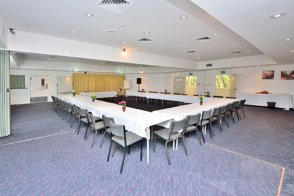 Manukau & Conference Centre Hotel 3*