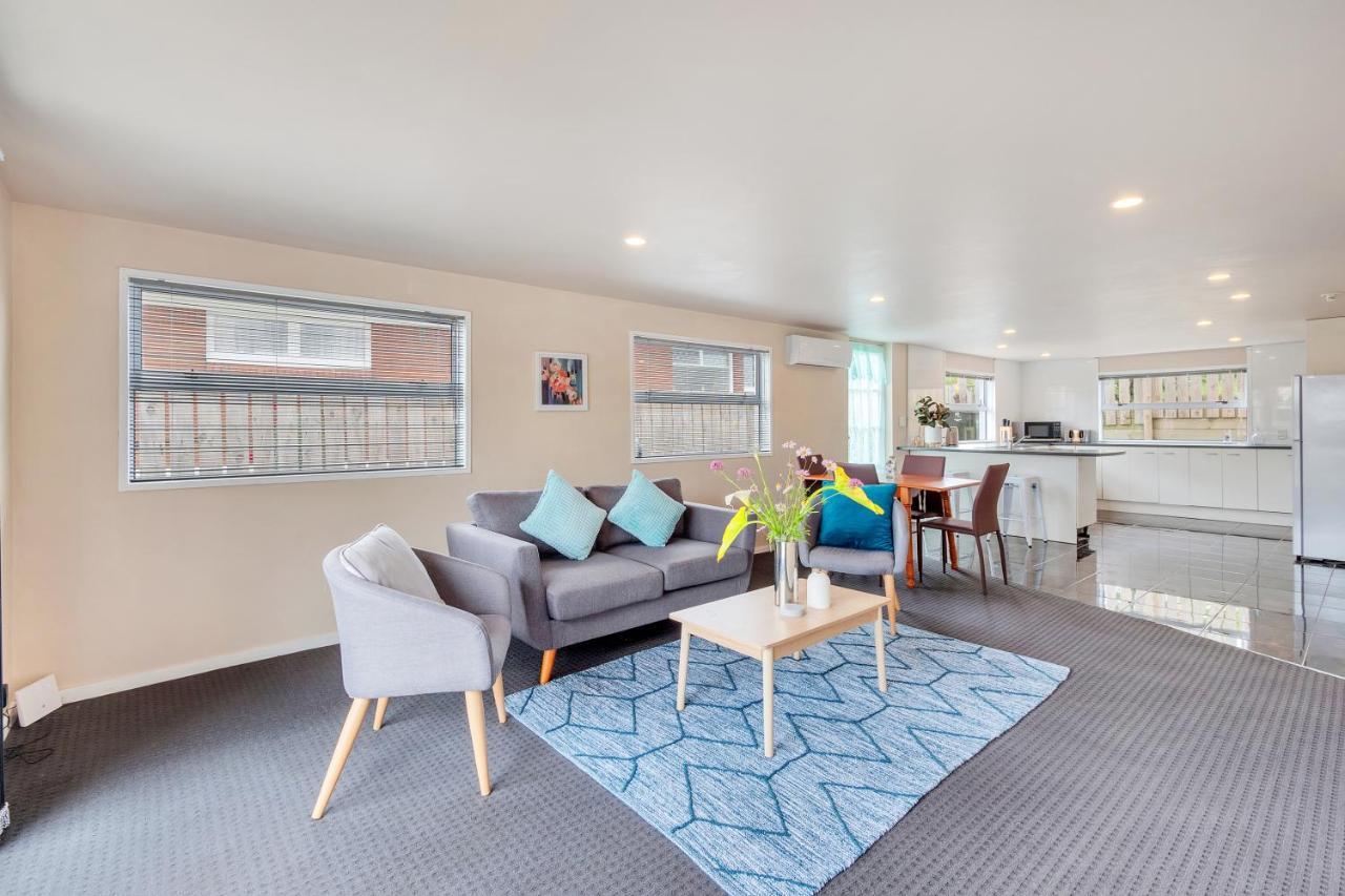 Sunny Side Getaway With Parking And Aircon Auckland