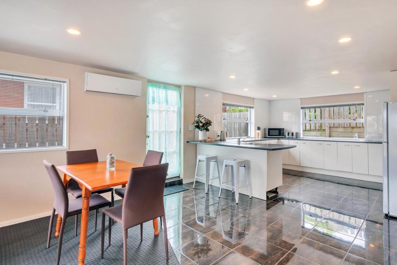 Sunny Side Getaway With Parking And Aircon Holiday home