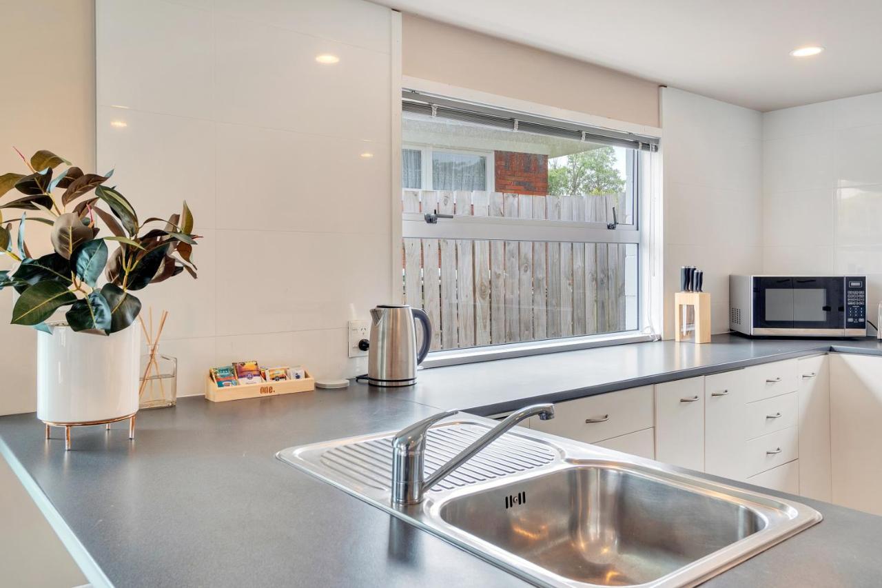 Sunny Side Getaway With Parking And Aircon Auckland