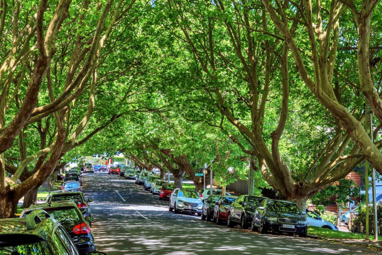 Ponsonby Gardens With Deck And Parking *