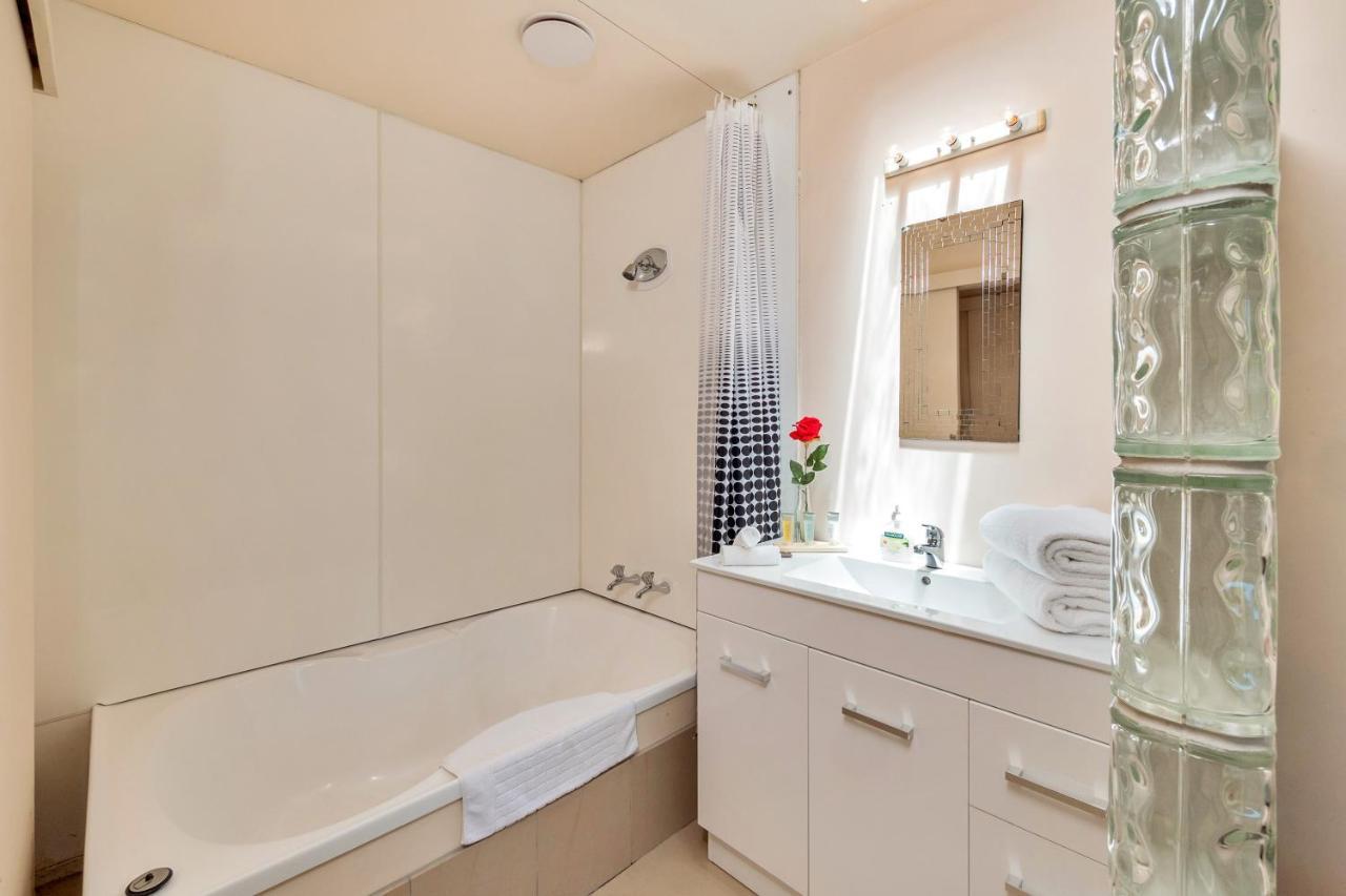 Ponsonby Gardens With Deck And Parking *