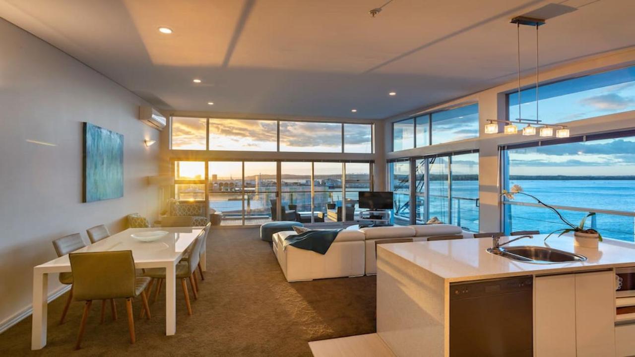 Princes Wharf's Truly Stunning North-west Loft * Auckland