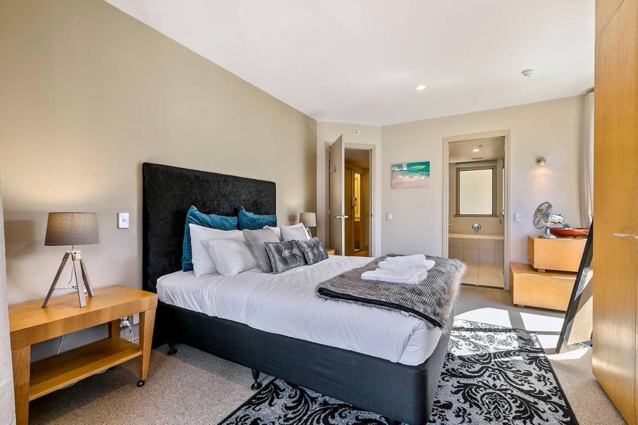 Enormous One Bedroom Beauty In Cbd! Free Parking Apartment