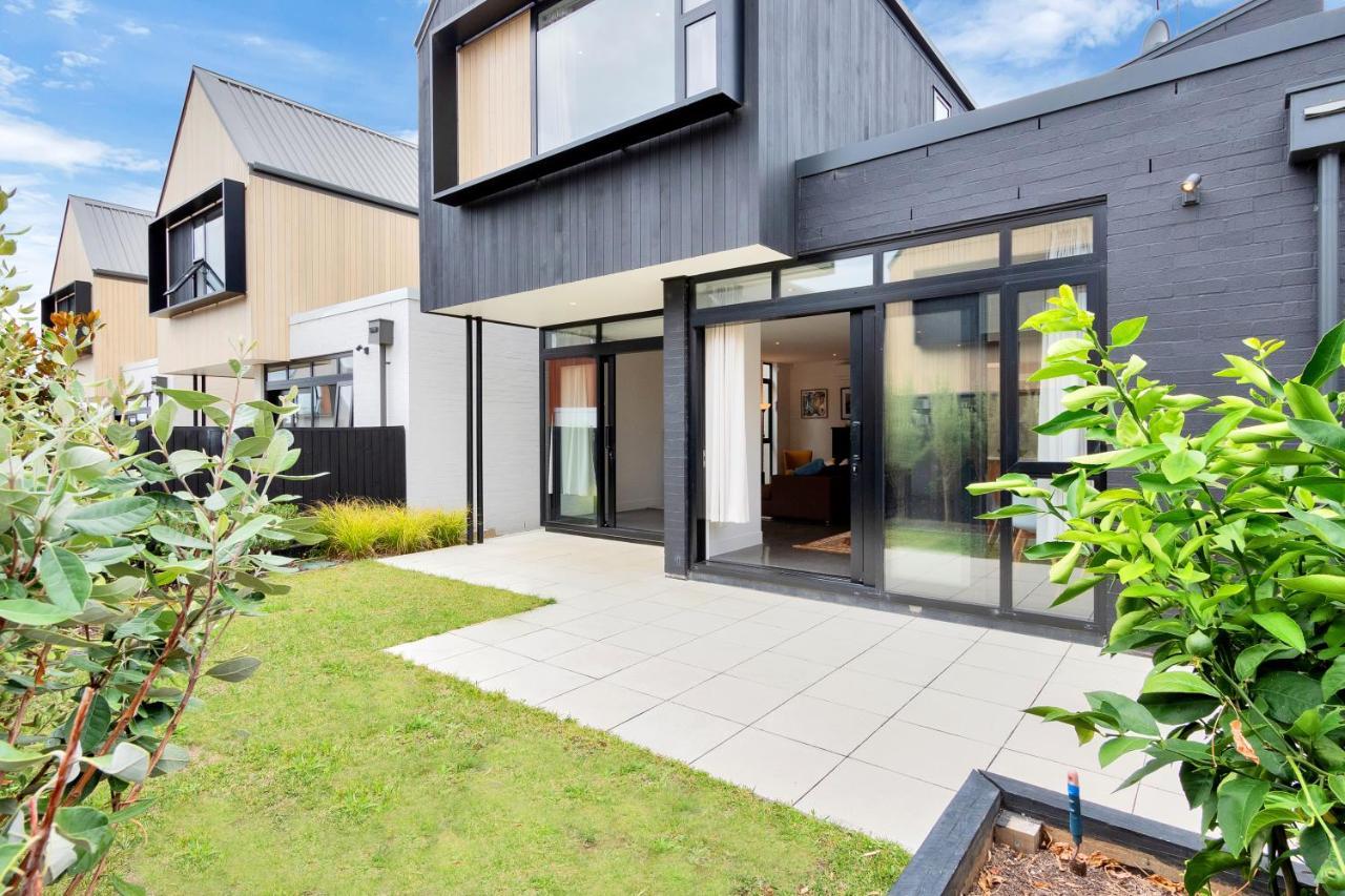 Holiday home Blissful Breeze Townhouse With Parking And Patio *