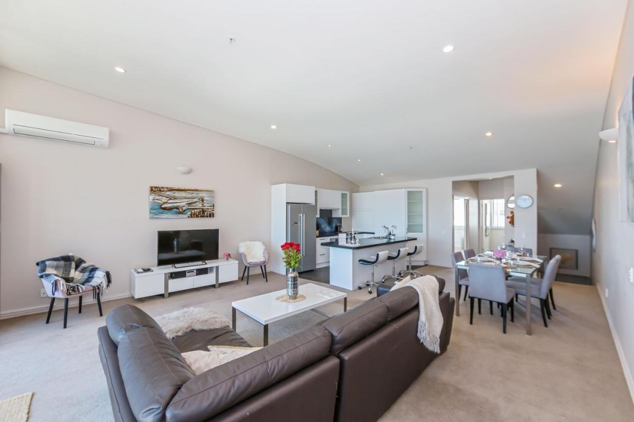 3 Bedroom Penthouse With Fabulous Views *