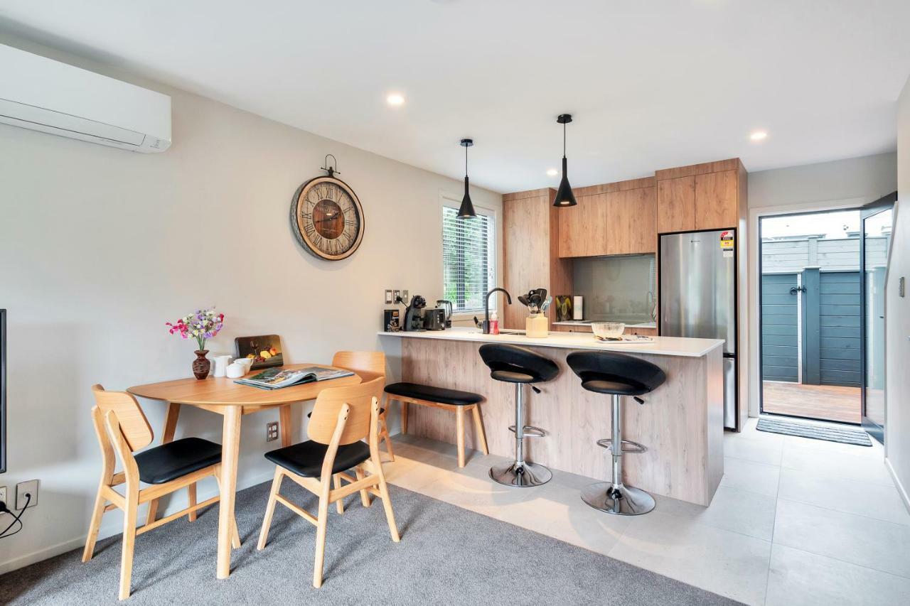 Greenwich Townhouse With Parking And Air-con Auckland