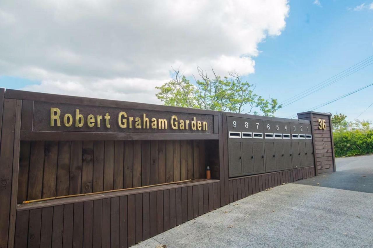 Robert Graham Garden Pousada Auckland