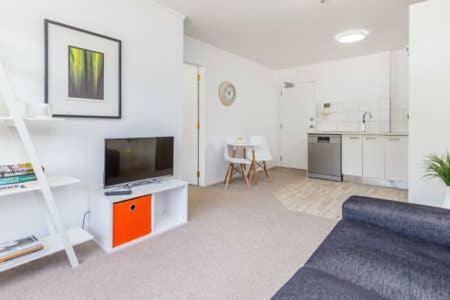 Peaceful At Victoria Park Apartment