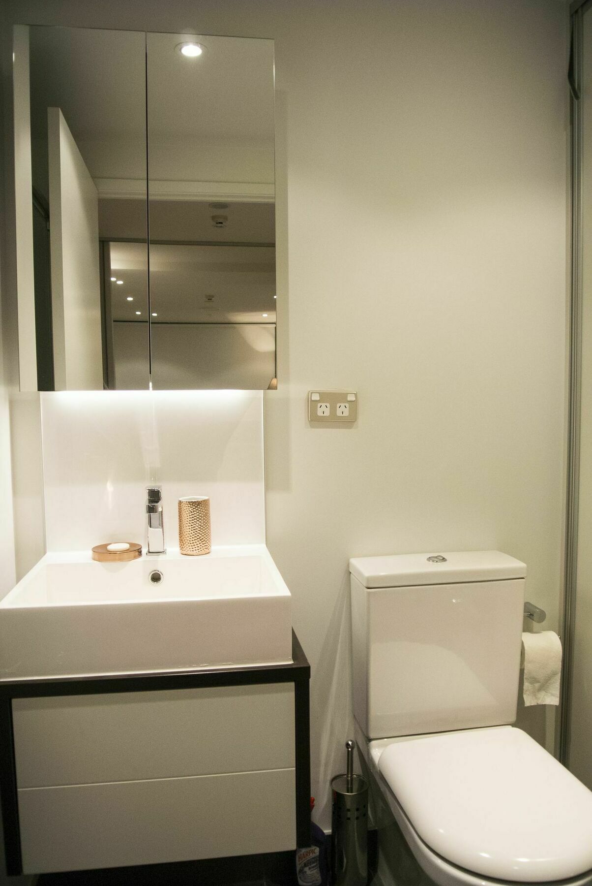 Brand New With Pool & Gym Auckland