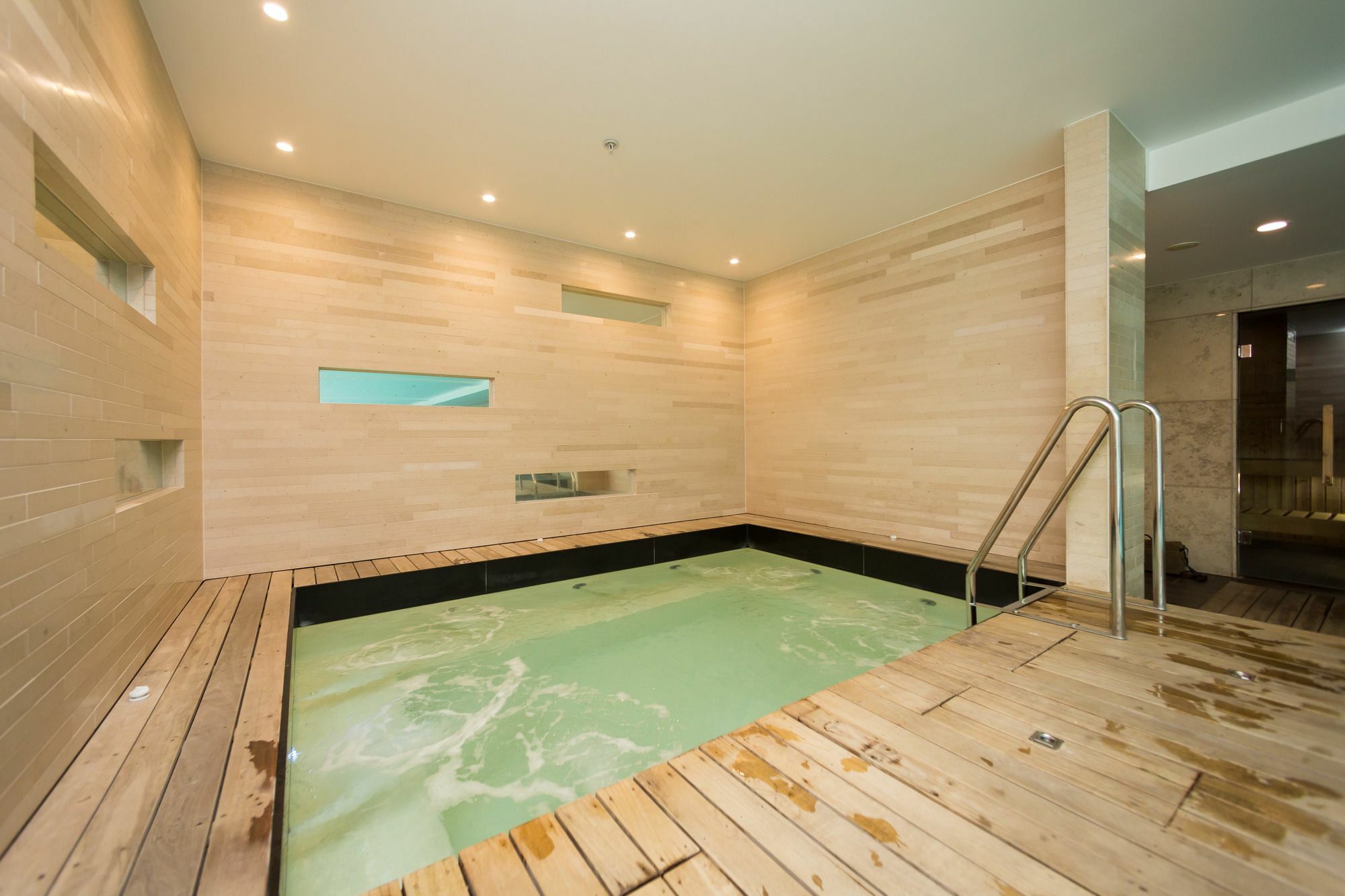 3 Bedroom Double Waterfront Luxury Apartment *