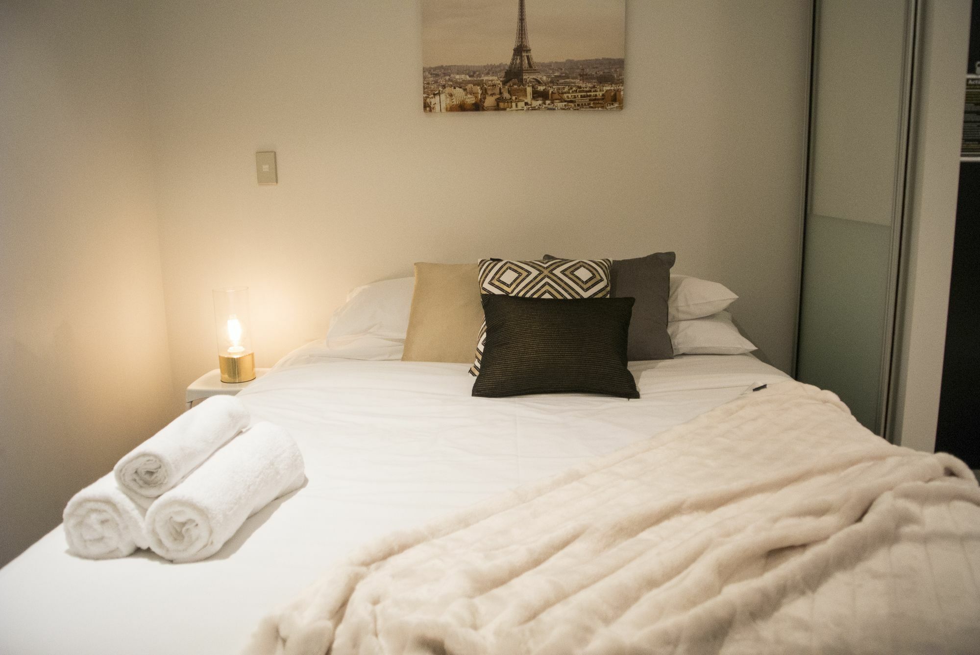 Brand New With Pool & Gym * Auckland