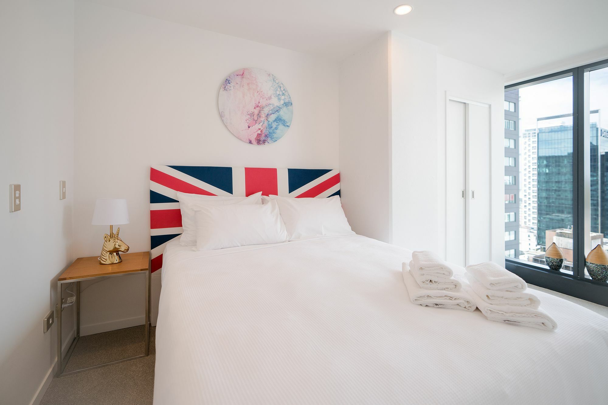 Cbd Brand New 2 Bedrooms Apartment *