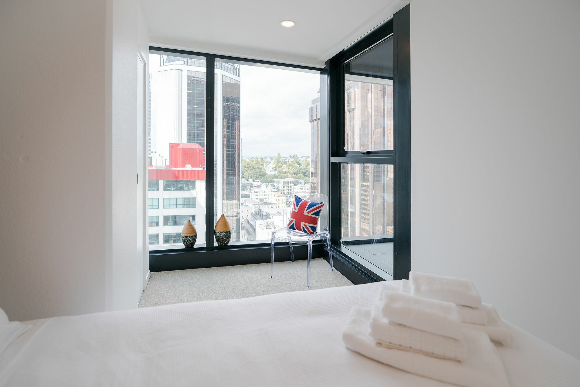 Cbd Brand New 2 Bedrooms Apartment *