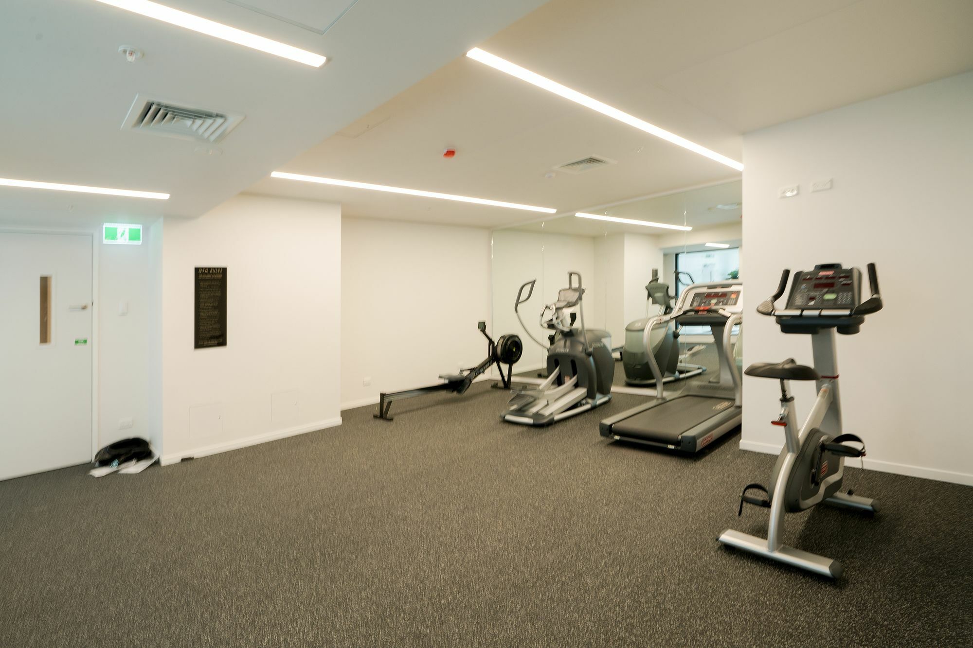 Cbd Brand New 2 Bedrooms Apartment *