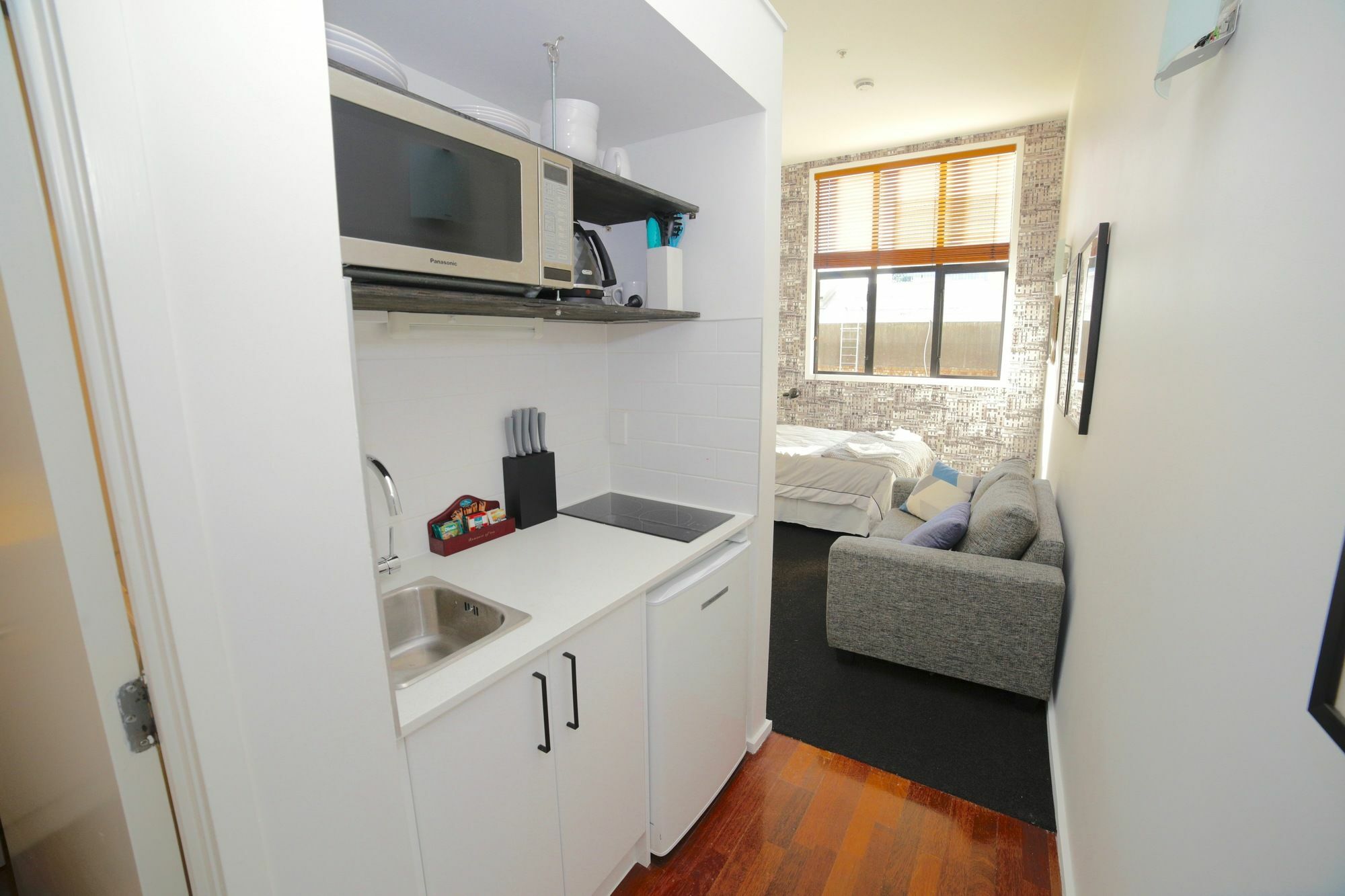 Urban Chic Loft Off Queen Street *