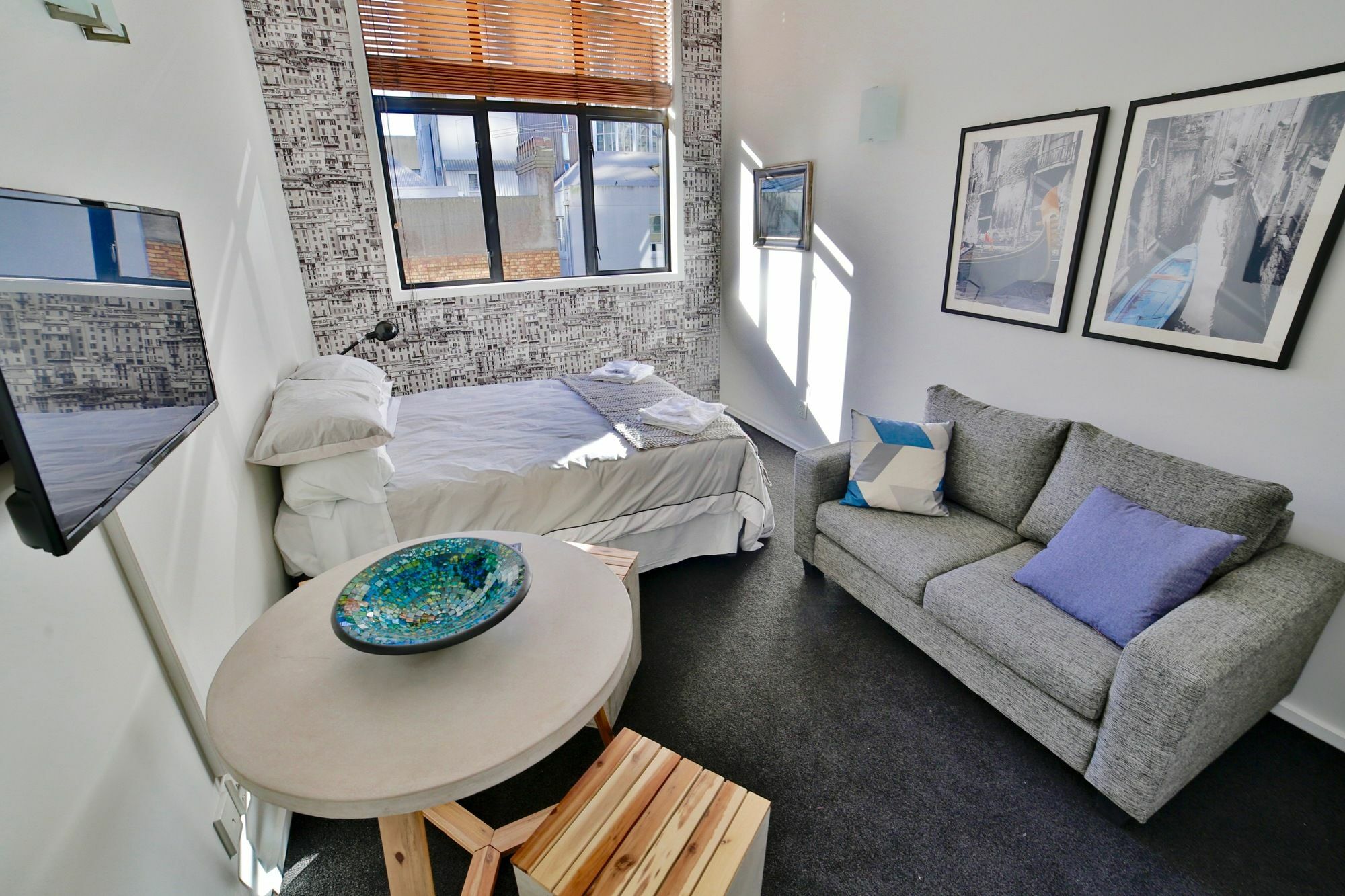 Urban Chic Loft Off Queen Street Apartment