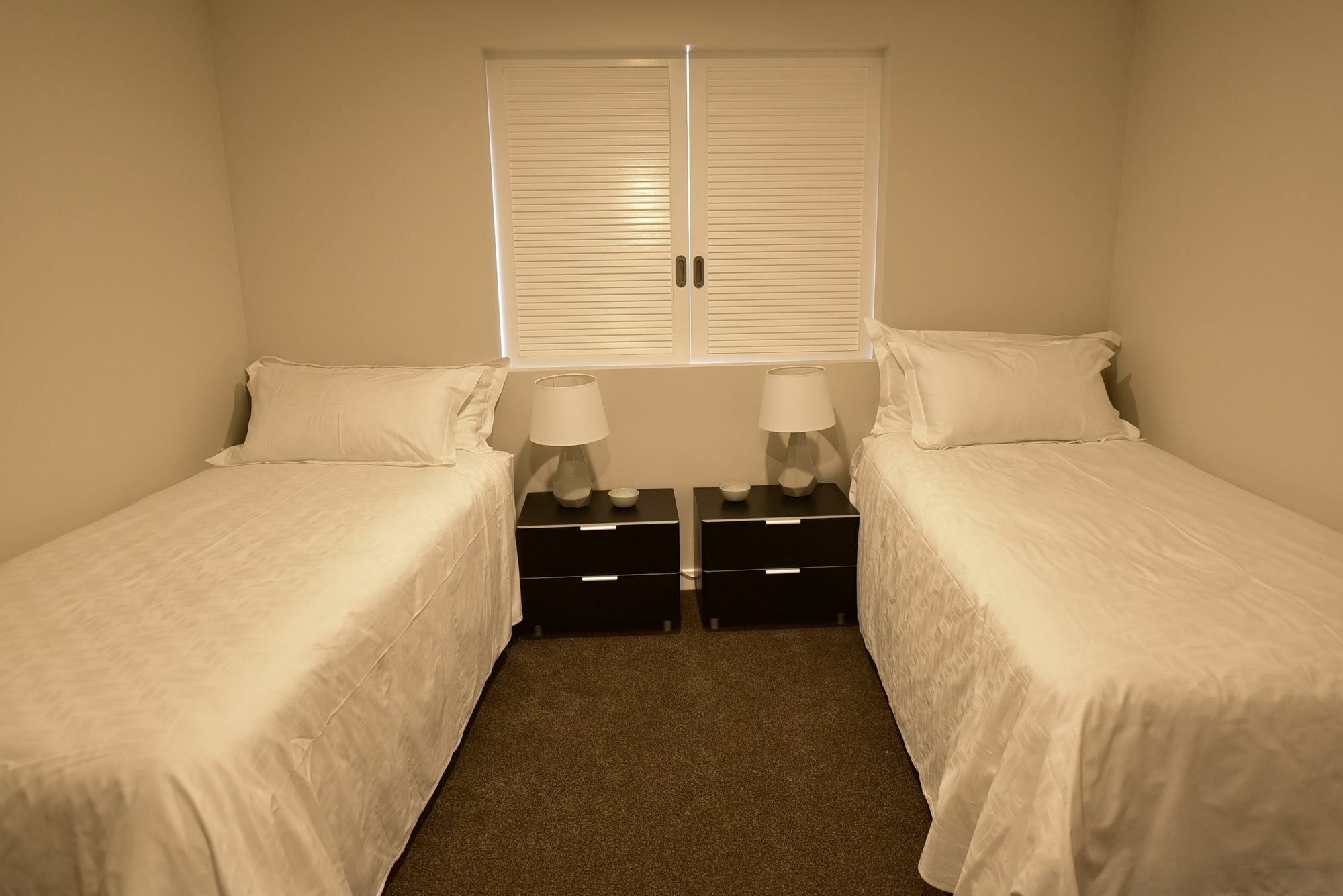 Modern Two Bedroom Epsom Apartment *