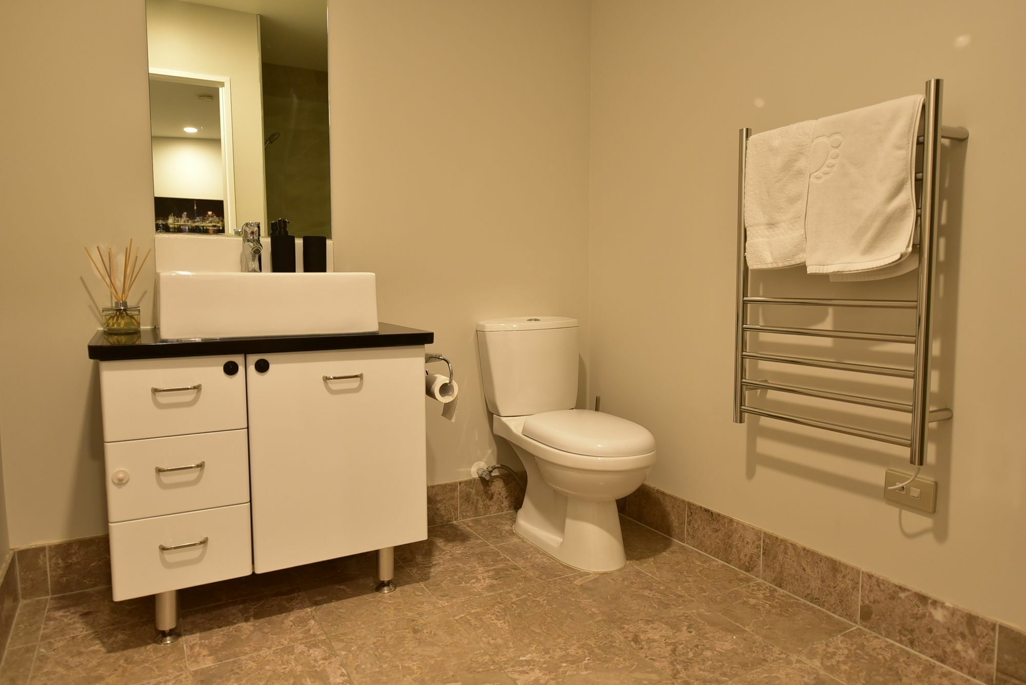 Modern Two Bedroom Epsom Apartment *