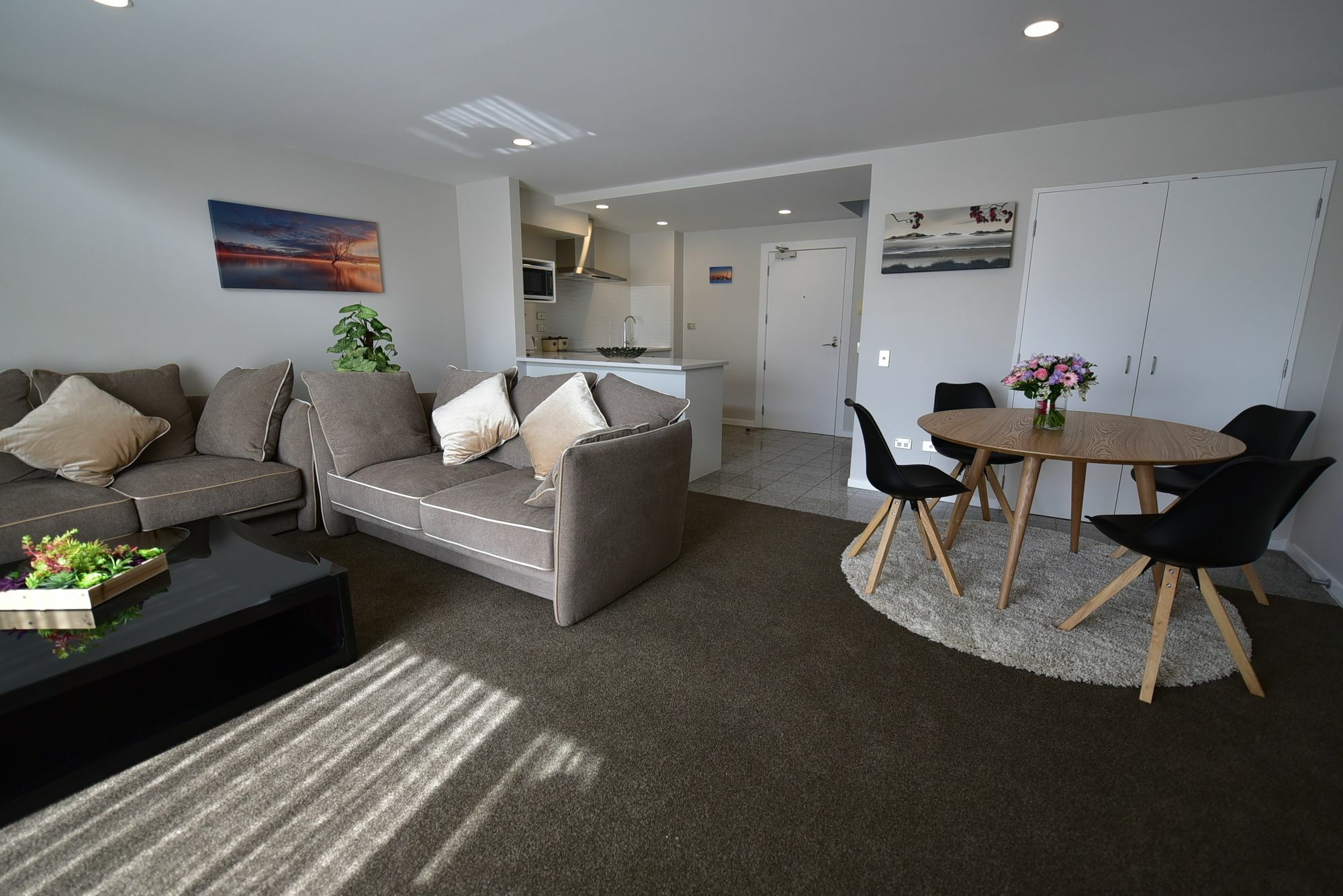 Modern Two Bedroom Epsom Apartment *