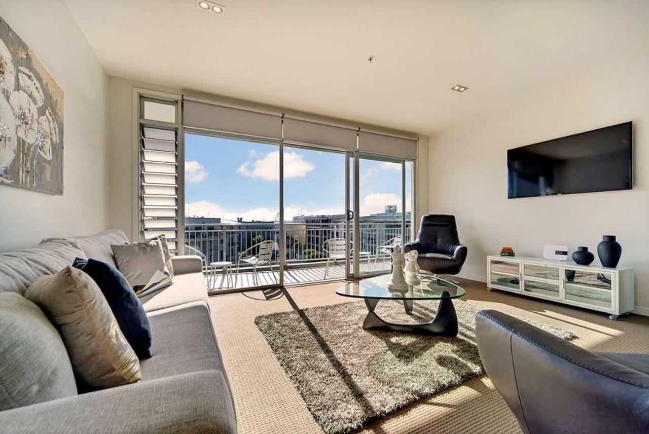 Enormous Two Bedroom Penthouse - Free Parking!