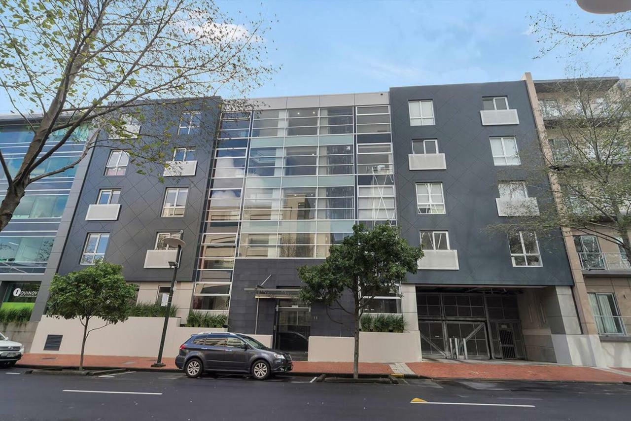 Enormous Two Bedroom Penthouse - Free Parking!