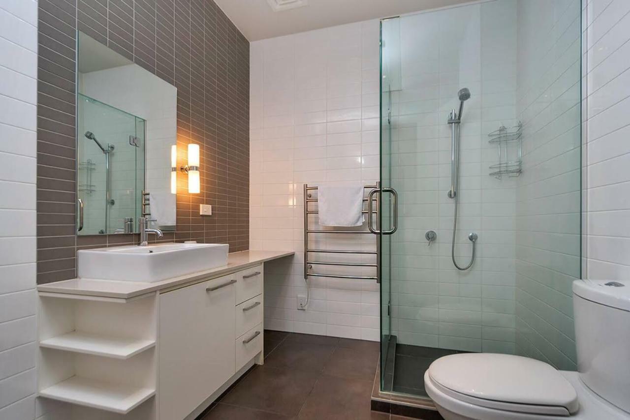 Enormous Two Bedroom Penthouse - Free Parking! Apartment