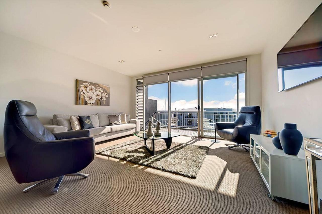 Enormous Two Bedroom Penthouse - Free Parking!