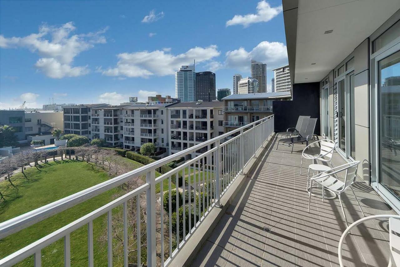 Enormous Two Bedroom Penthouse - Free Parking! Apartment Auckland