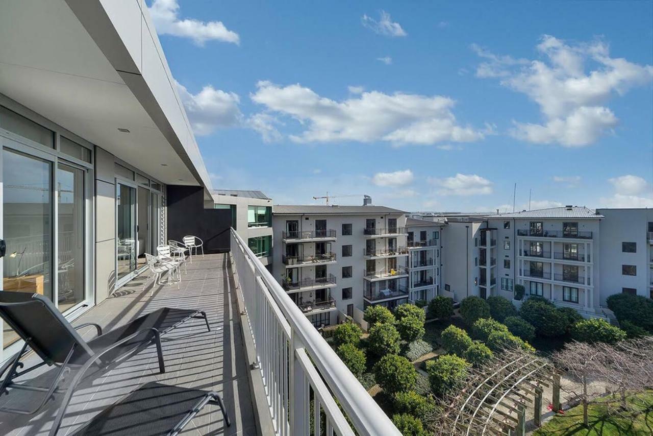 Enormous Two Bedroom Penthouse - Free Parking! Apartment *