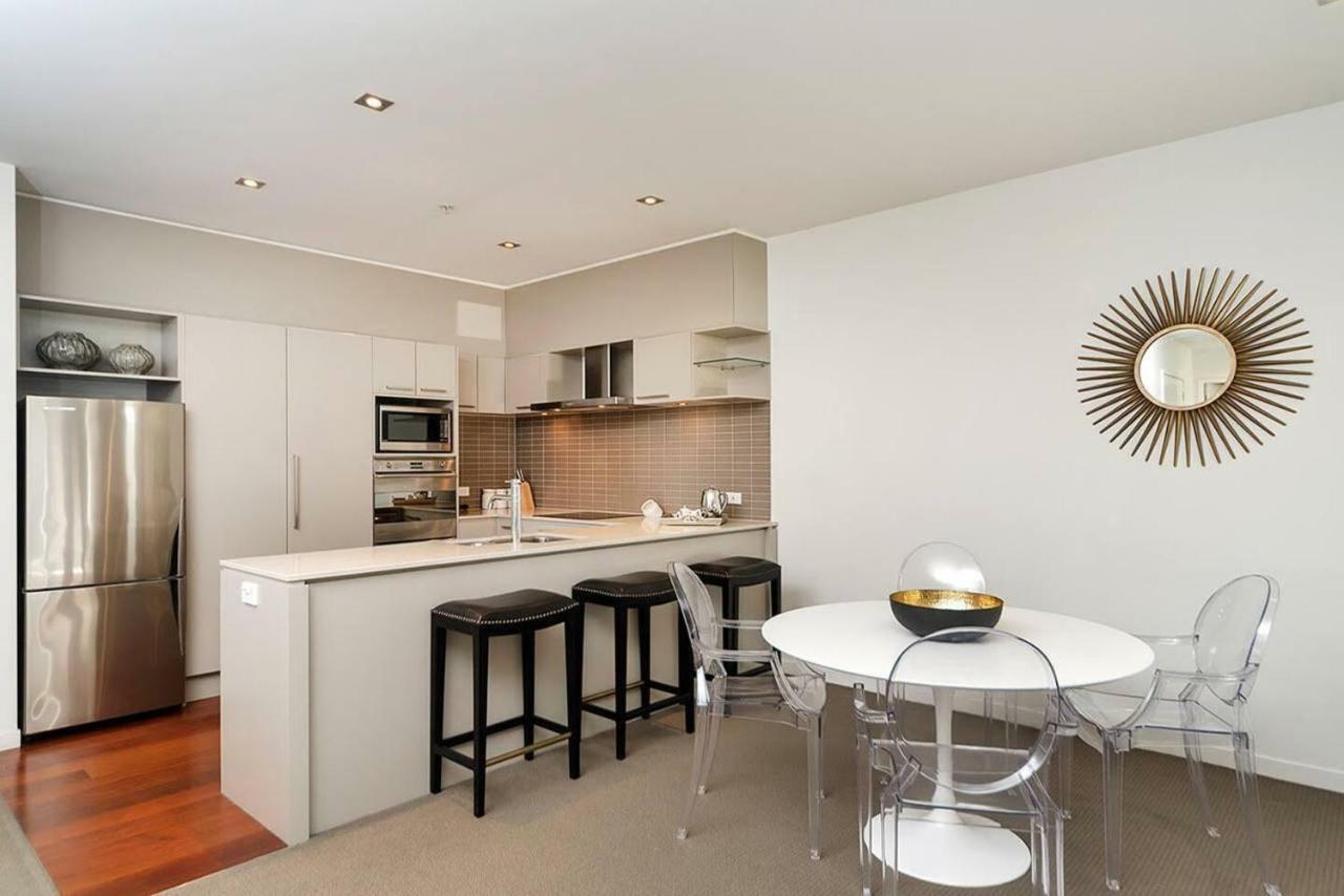Enormous Two Bedroom Penthouse - Free Parking! Apartment