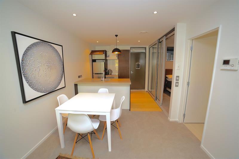 Trendy Two Bedrooms Apartment *