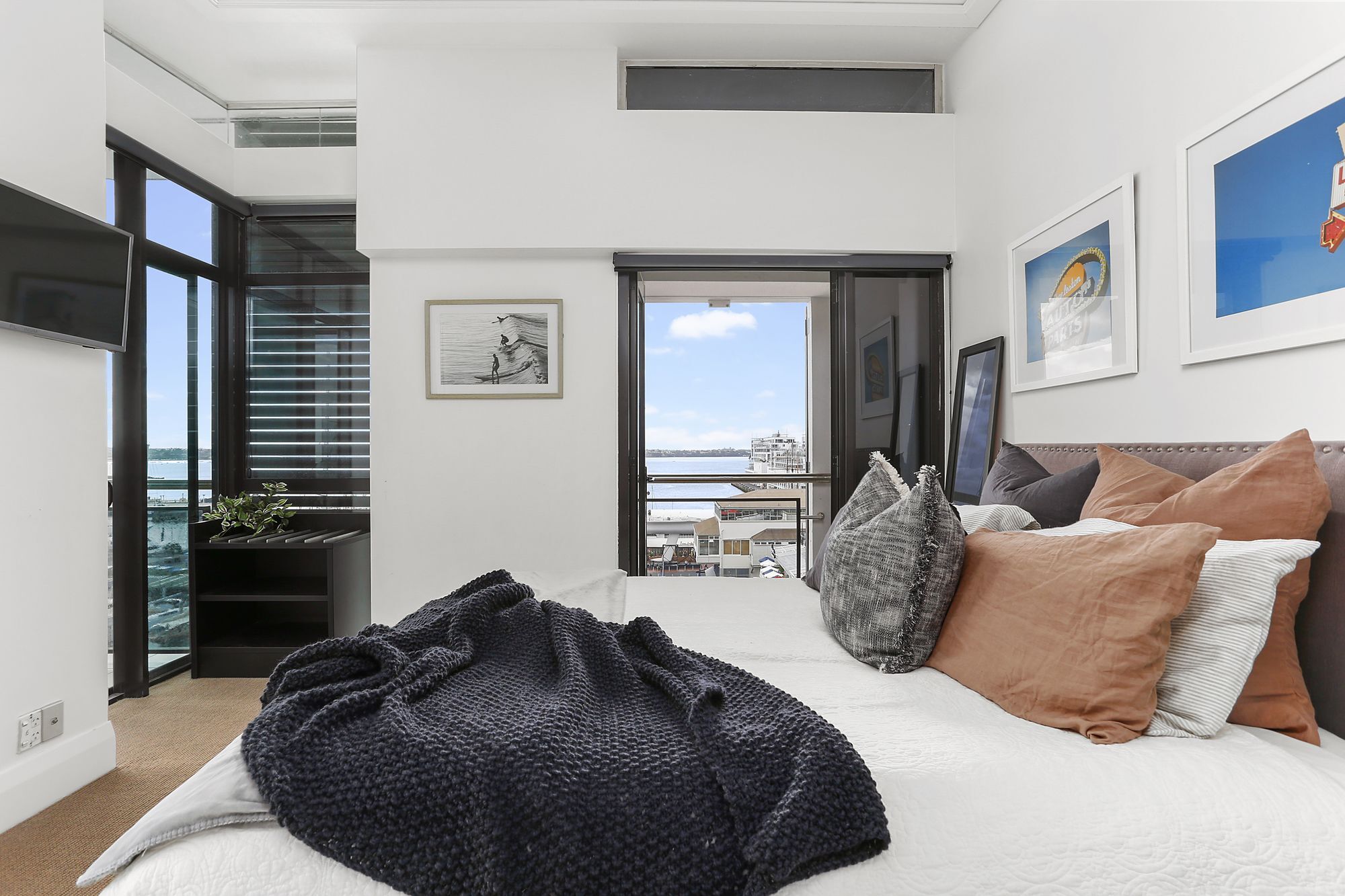 Bright Modern One Bed Marina Penthouse Apartment