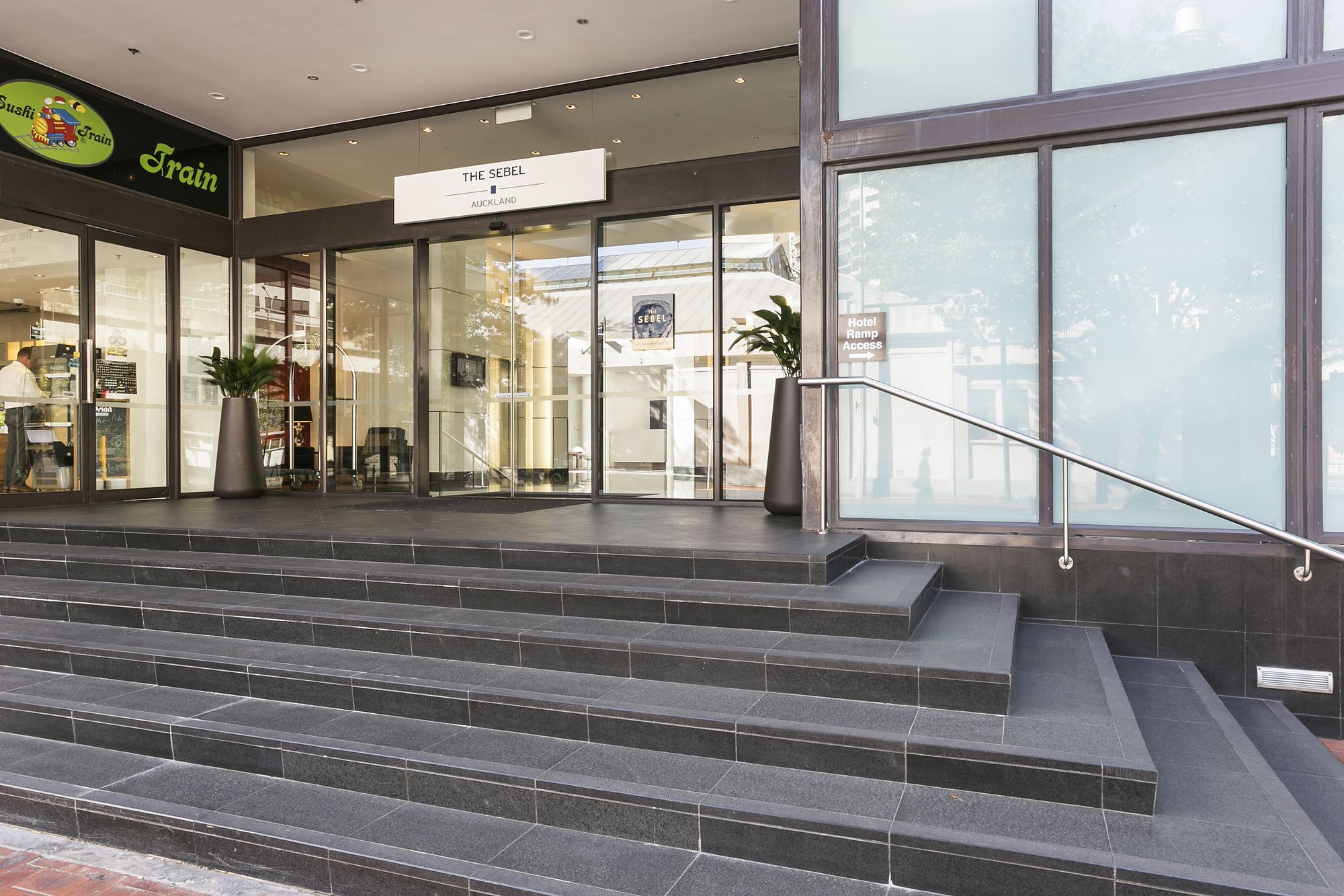 Bright Modern One Bed Marina Penthouse Apartment