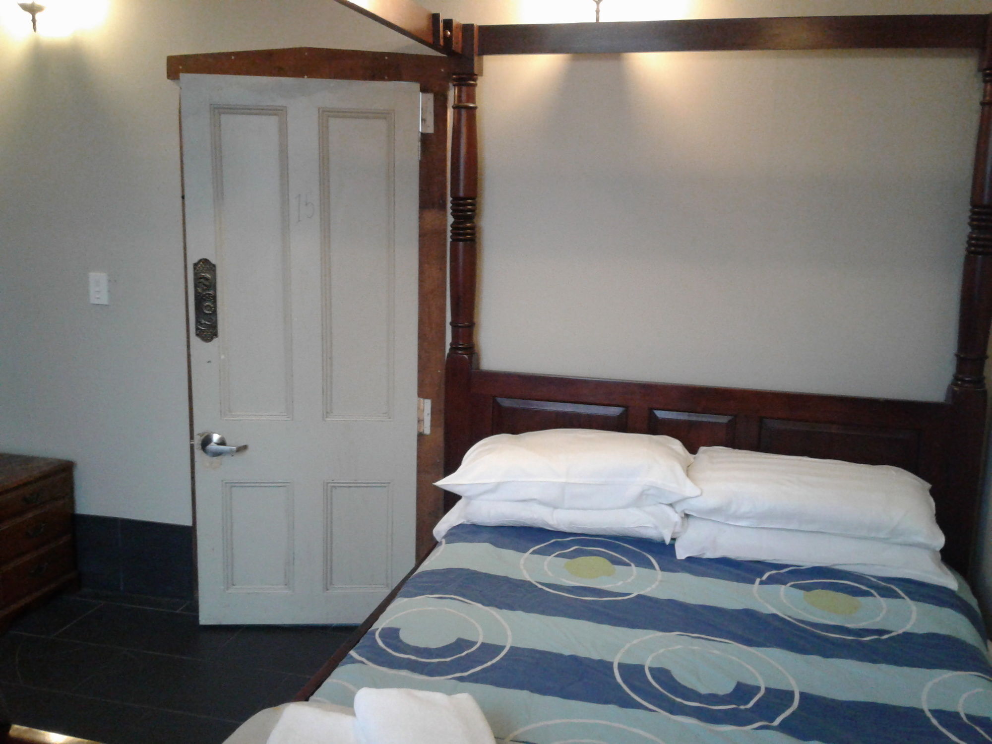 Hotel Shooters Saloon & Auckland